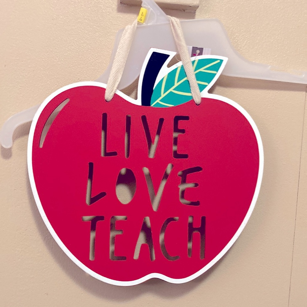 🐸 TEACHER GIFT : LIVE,LOVE,TEACH Apple-Shaped PressWood Wall Art NWT